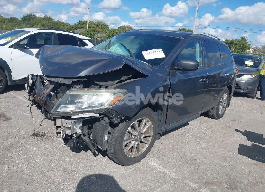 Photo 2 of 2014 Nissan Pathfinder SV (VIN 5N1AR2MN6EC724725)