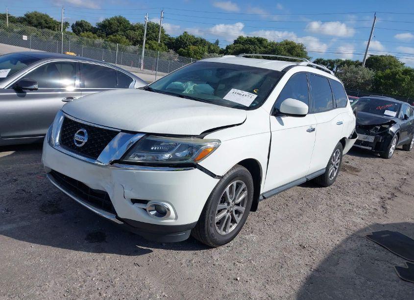 Photo 2 of 2015 Nissan Pathfinder SV (VIN 5N1AR2MN6FC649431)