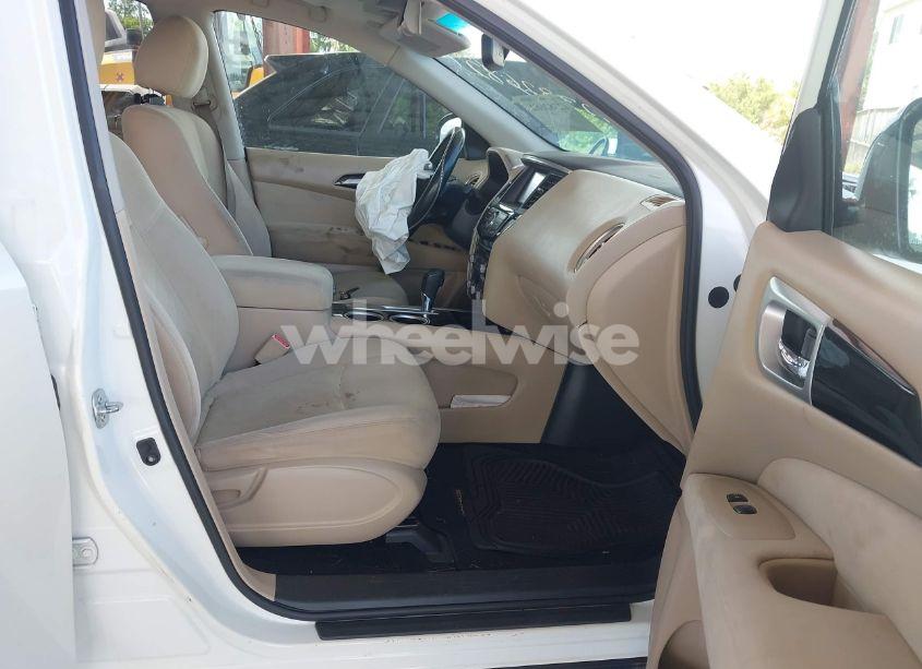 Photo 5 of 2016 Nissan Pathfinder SV (VIN 5N1AR2MN8GC637220)