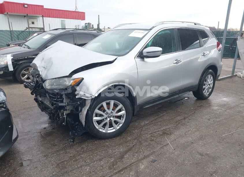 Photo 2 of 2018 Nissan Rogue SV (VIN 5N1AT2MT0JC744950)