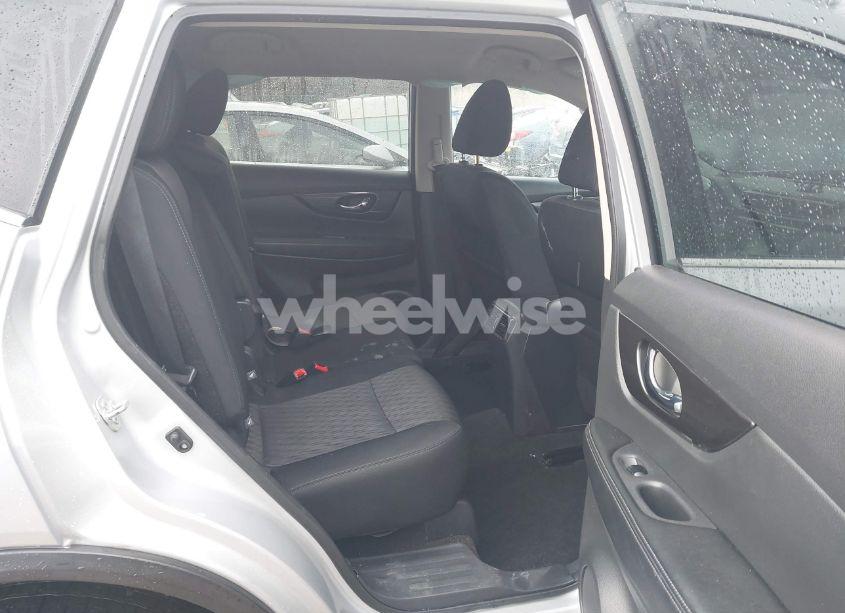 Photo 8 of 2018 Nissan Rogue SV (VIN 5N1AT2MT0JC744950)