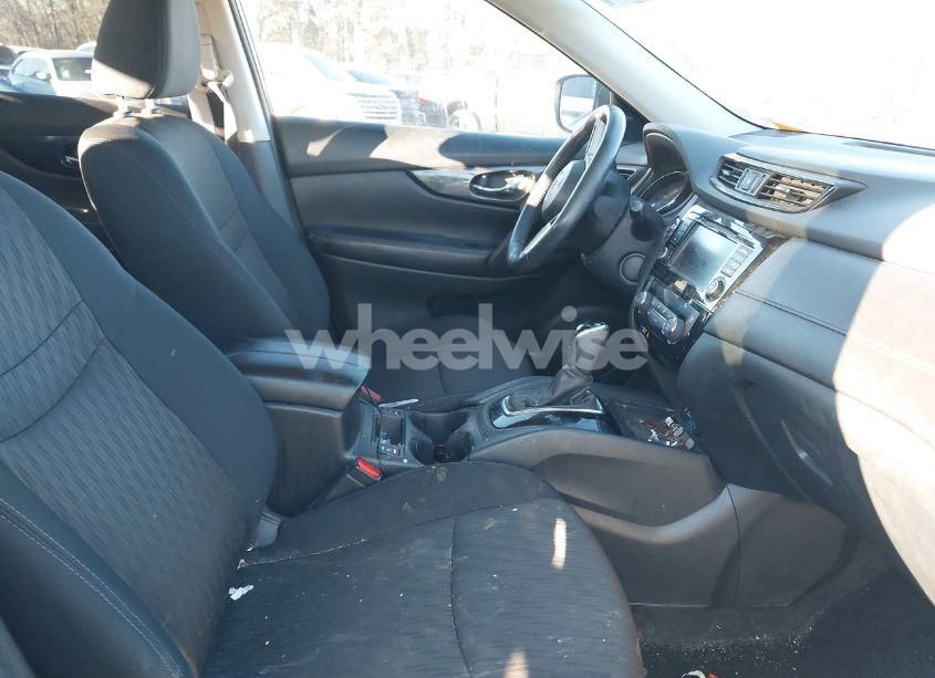 Photo 5 of 2019 Nissan Rogue SV (VIN 5N1AT2MT0KC702974)