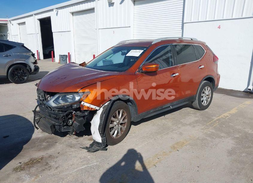 Photo 2 of 2019 Nissan Rogue SV (VIN 5N1AT2MT0KC703638)