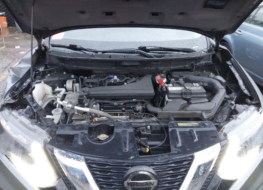 Photo 10 of 2019 Nissan Rogue S (VIN 5N1AT2MT0KC719953)