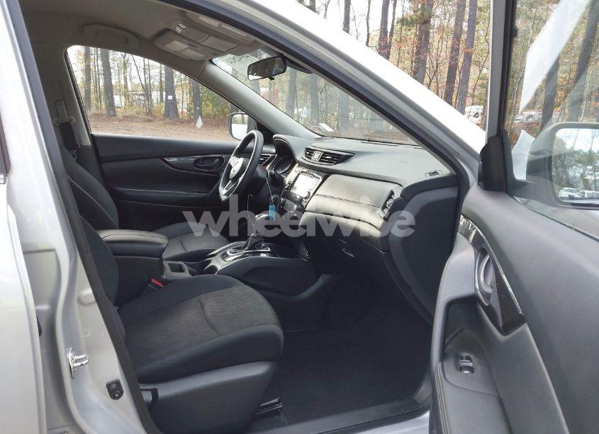 Photo 5 of 2019 Nissan Rogue S (VIN 5N1AT2MT1KC814330)