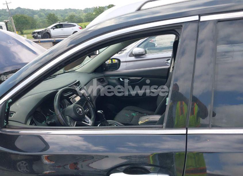 Photo 17 of 2017 Nissan Rogue SV (VIN 5N1AT2MT2HC883827)