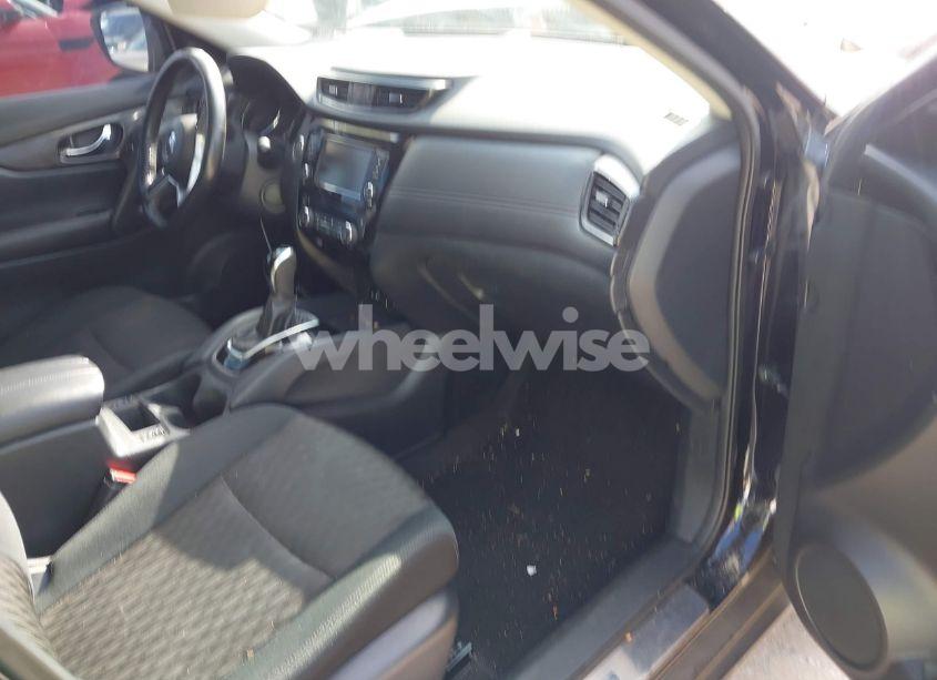 Photo 5 of 2018 Nissan Rogue SV (VIN 5N1AT2MT2JC726319)