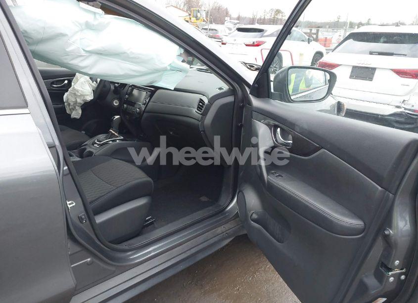 Photo 5 of 2019 Nissan Rogue S (VIN 5N1AT2MT2KC728928)