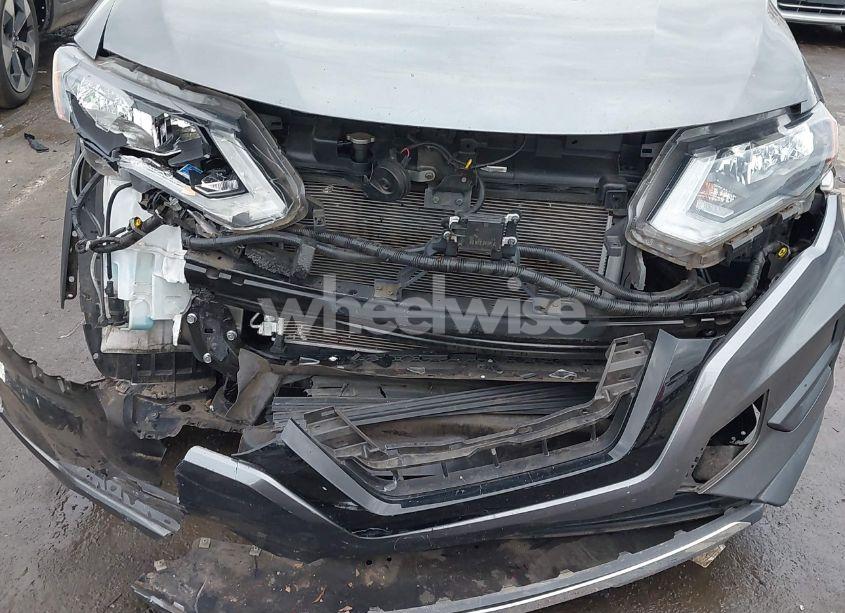 Photo 6 of 2019 Nissan Rogue S (VIN 5N1AT2MT2KC728928)