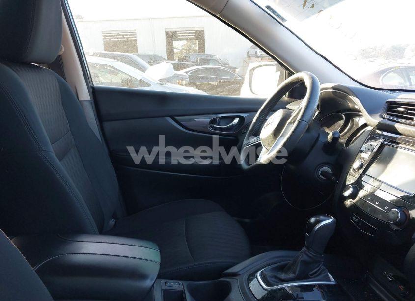 Photo 5 of 2019 Nissan Rogue S (VIN 5N1AT2MT2KC810190)