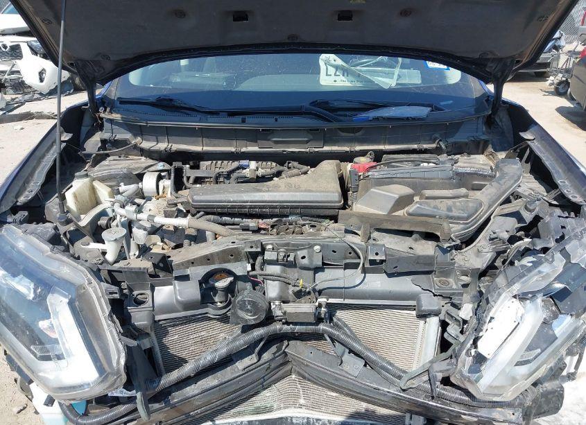 Photo 10 of 2019 Nissan Rogue S (VIN 5N1AT2MT2KC831668)