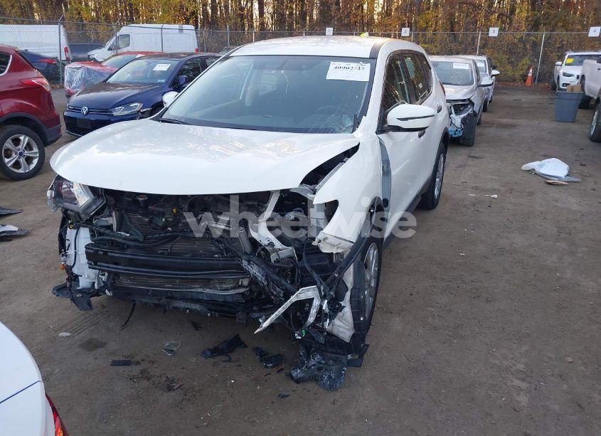 Photo 2 of 2019 Nissan Rogue S/SL/SV (VIN 5N1AT2MT3KC710664)