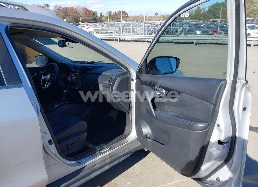 Photo 5 of 2019 Nissan Rogue SL (VIN 5N1AT2MT3KC783243)