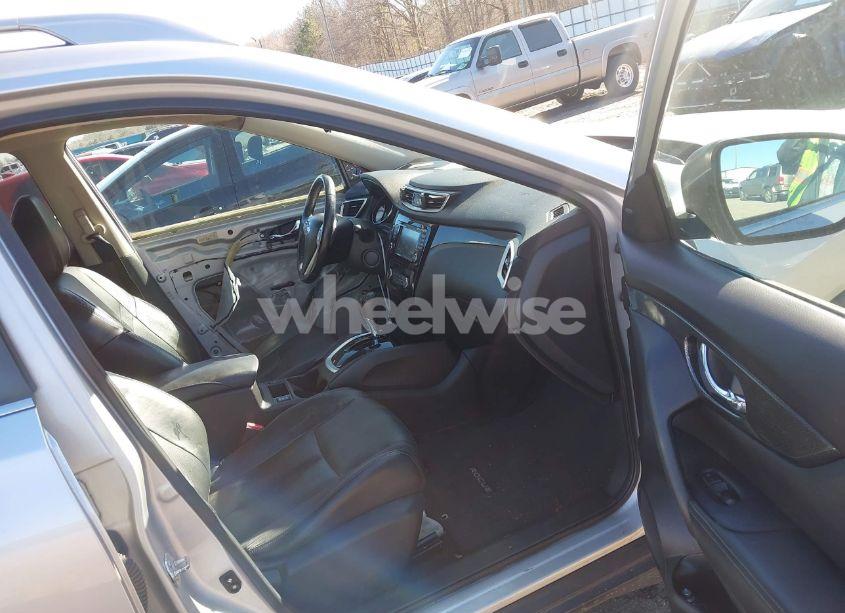 Photo 5 of 2015 Nissan Rogue SL (VIN 5N1AT2MT4FC800072)