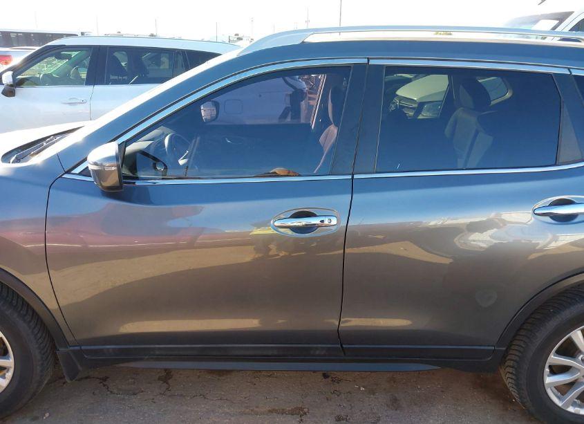 Photo 14 of 2018 Nissan Rogue SV (VIN 5N1AT2MT4JC774274)