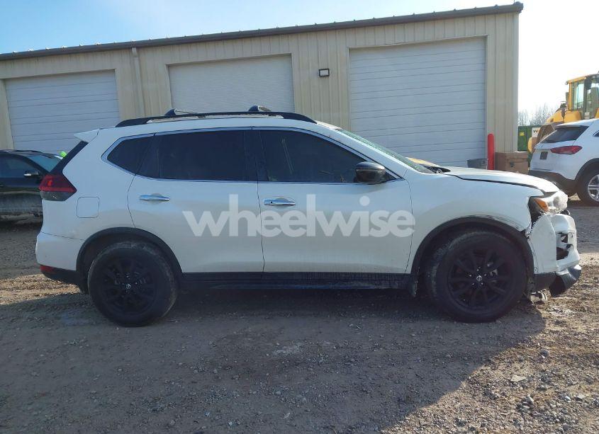 Photo 13 of 2018 Nissan Rogue SV (VIN 5N1AT2MT4JC817320)