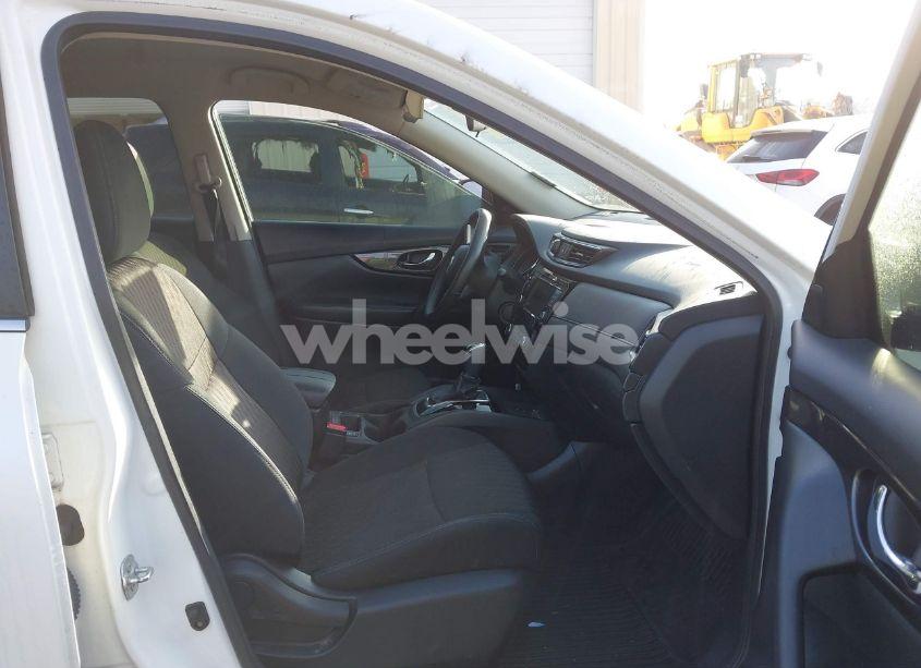 Photo 5 of 2018 Nissan Rogue SV (VIN 5N1AT2MT4JC817320)