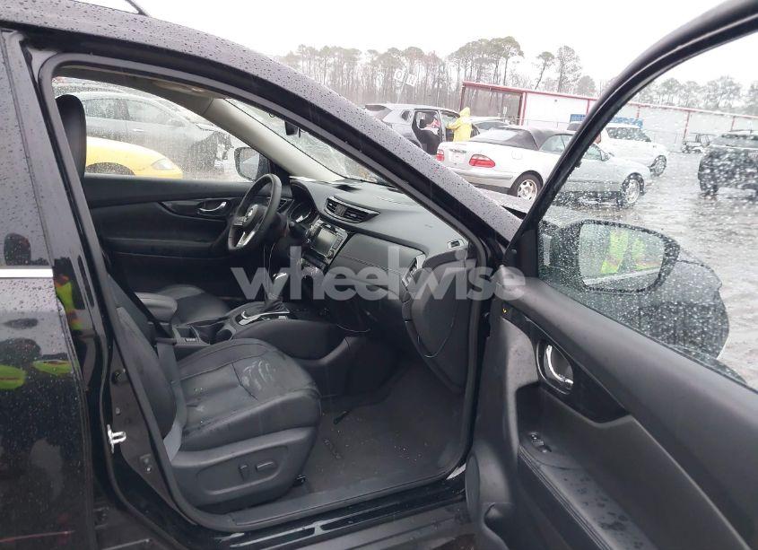 Photo 5 of 2020 Nissan Rogue SL FWD (VIN 5N1AT2MT4LC760958)