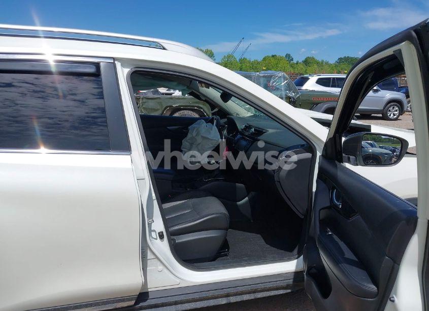 Photo 5 of 2017 Nissan Rogue SL (VIN 5N1AT2MT5HC884728)