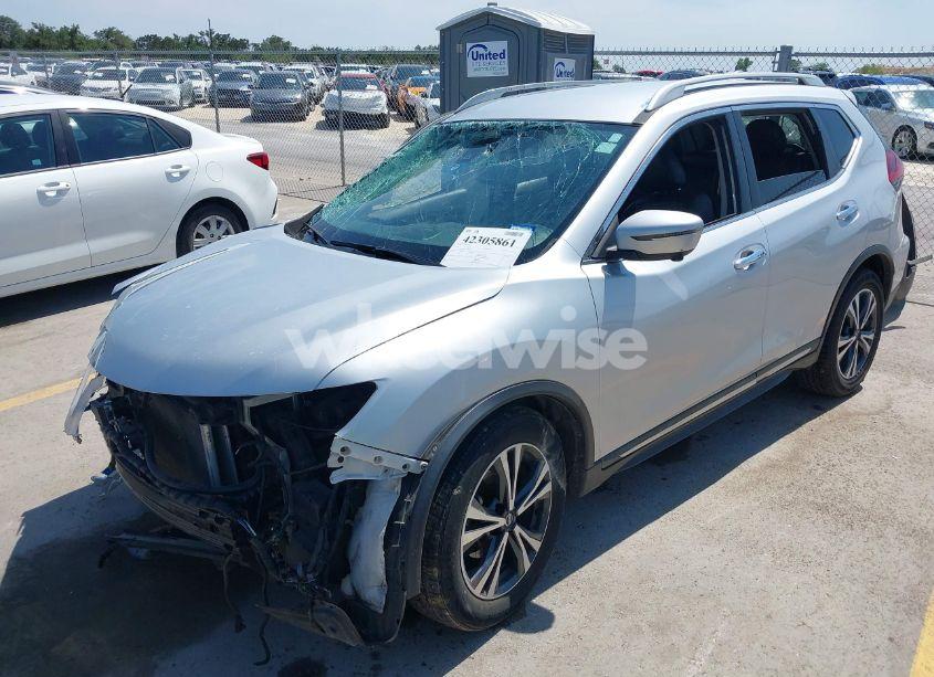 Photo 2 of 2018 Nissan Rogue SL (VIN 5N1AT2MT5JC739095)