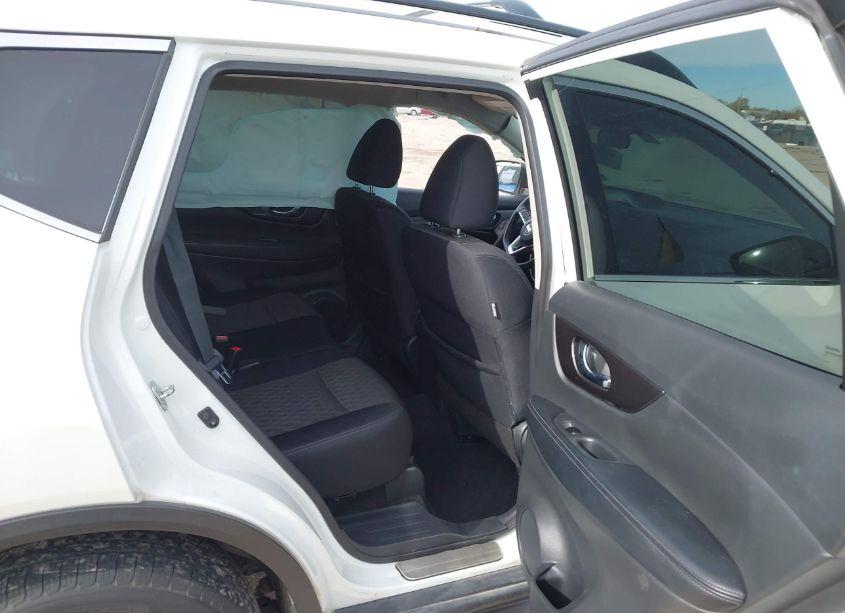 Photo 8 of 2018 Nissan Rogue SV (VIN 5N1AT2MT5JC825670)