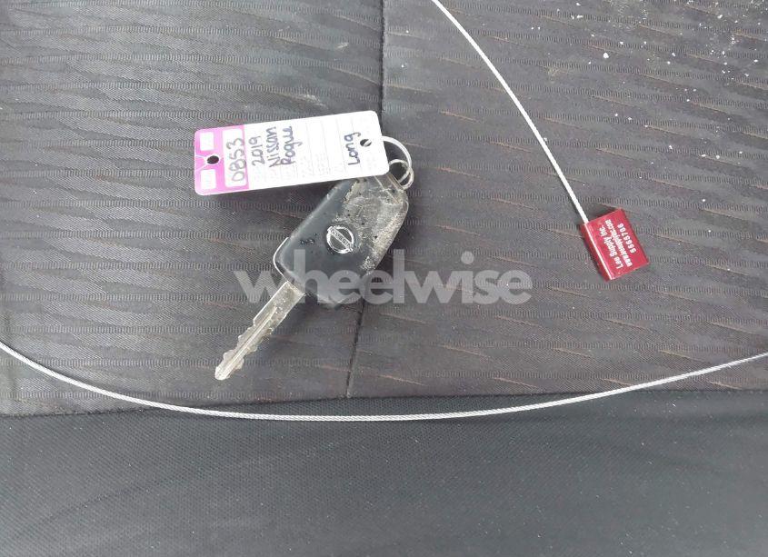 Photo 11 of 2019 Nissan Rogue S (VIN 5N1AT2MT5KC799721)