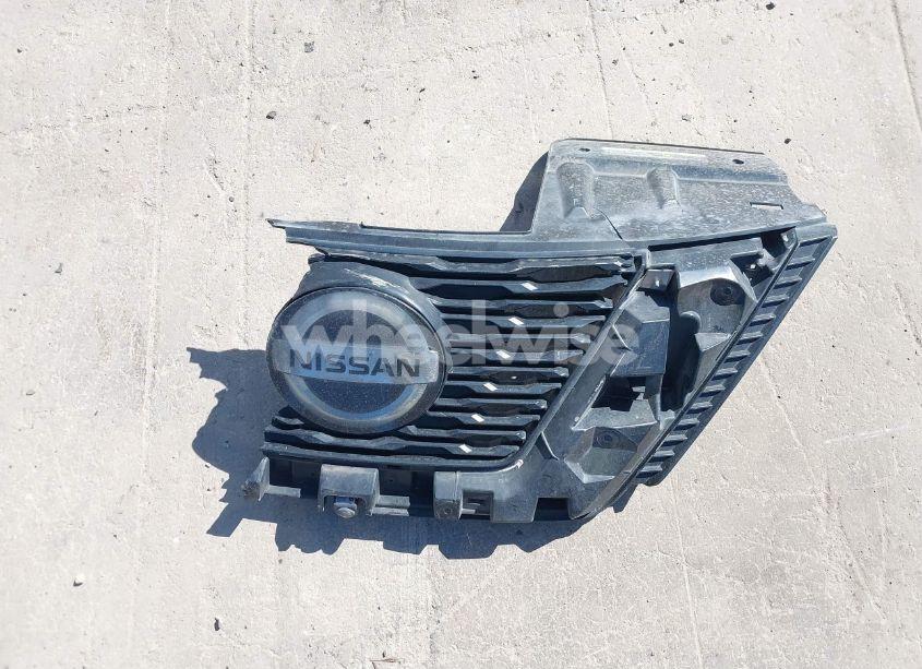 Photo 12 of 2018 Nissan Rogue SV (VIN 5N1AT2MT6JC852165)