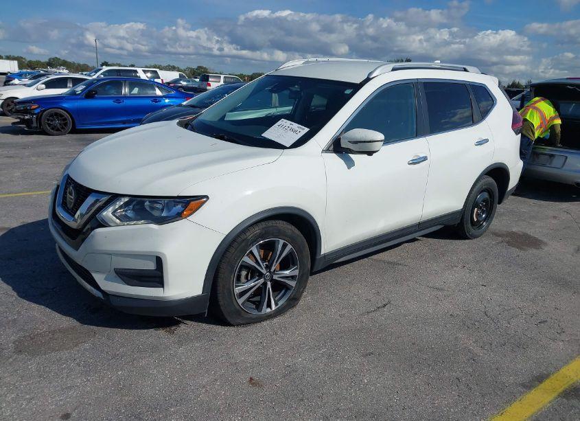 Photo 2 of 2020 Nissan Rogue SV FWD (VIN 5N1AT2MT6LC782945)