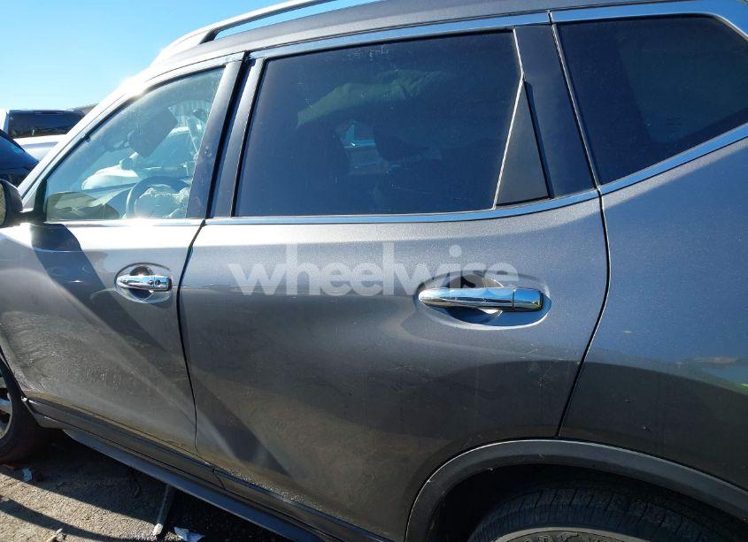 Photo 14 of 2018 Nissan Rogue SV (VIN 5N1AT2MT7JC799783)