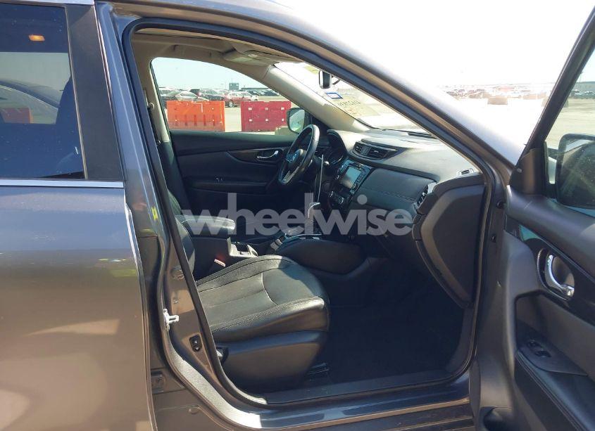 Photo 5 of 2017 Nissan Rogue SL (VIN 5N1AT2MT8HC749372)