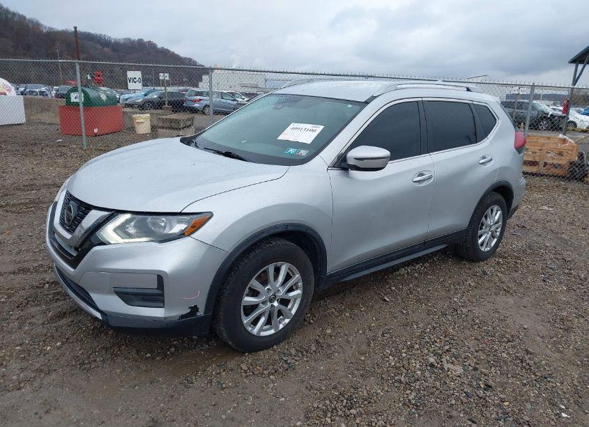 Photo 2 of 2019 Nissan Rogue SV (VIN 5N1AT2MT8KC704598)