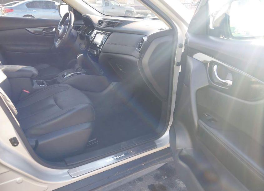 Photo 5 of 2017 Nissan Rogue SL (VIN 5N1AT2MT9HC753155)