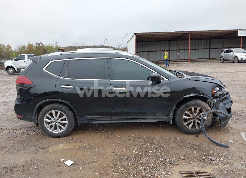 Photo 13 of 2018 Nissan Rogue SV (VIN 5N1AT2MTXJC833456)