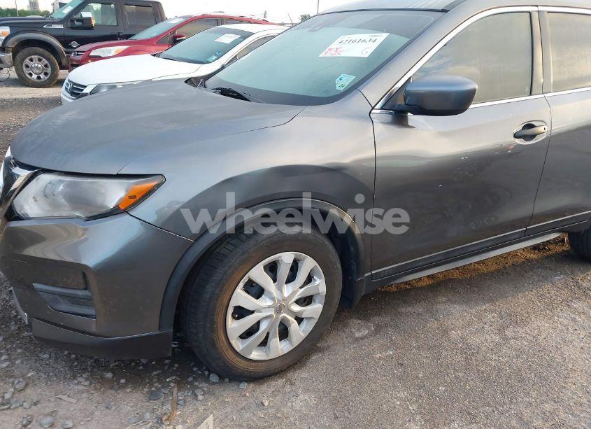 Photo 6 of 2019 Nissan Rogue S (VIN 5N1AT2MTXKC784924)