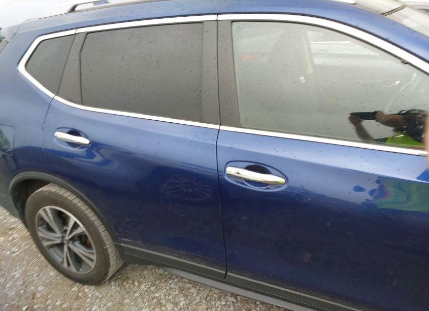 Photo 14 of 2019 Nissan Rogue SV (VIN 5N1AT2MTXKC823804)