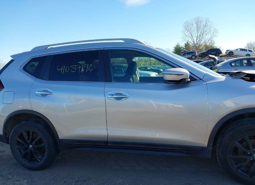 Photo 13 of 2018 Nissan Rogue SV (VIN 5N1AT2MV0JC700450)