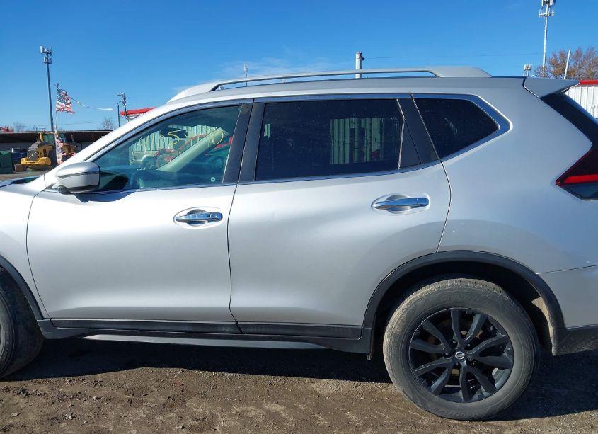 Photo 14 of 2018 Nissan Rogue SV (VIN 5N1AT2MV0JC700450)
