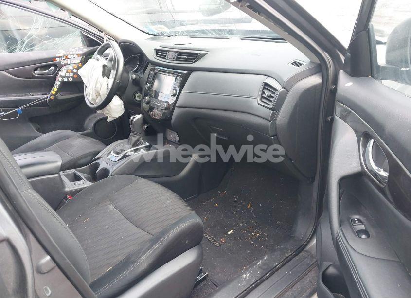 Photo 5 of 2019 Nissan Rogue S (VIN 5N1AT2MV0KC831363)