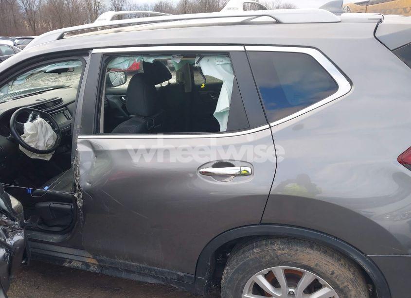 Photo 6 of 2019 Nissan Rogue S (VIN 5N1AT2MV0KC831363)