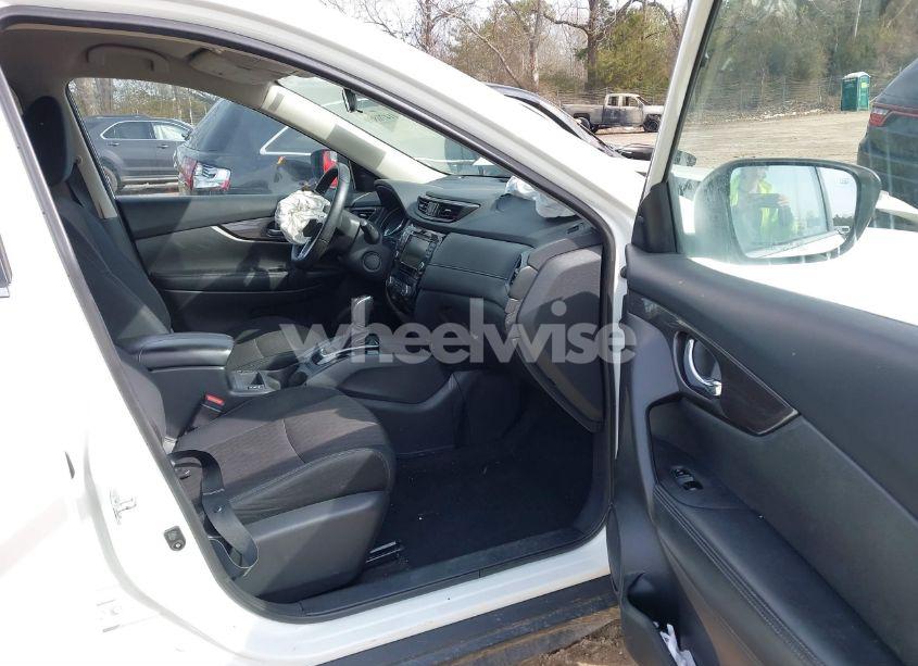 Photo 5 of 2019 Nissan Rogue SV (VIN 5N1AT2MV1KC737170)