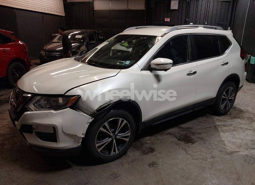 Photo 2 of 2019 Nissan Rogue SV (VIN 5N1AT2MV1KC827435)