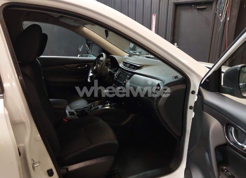 Photo 5 of 2019 Nissan Rogue SV (VIN 5N1AT2MV1KC827435)