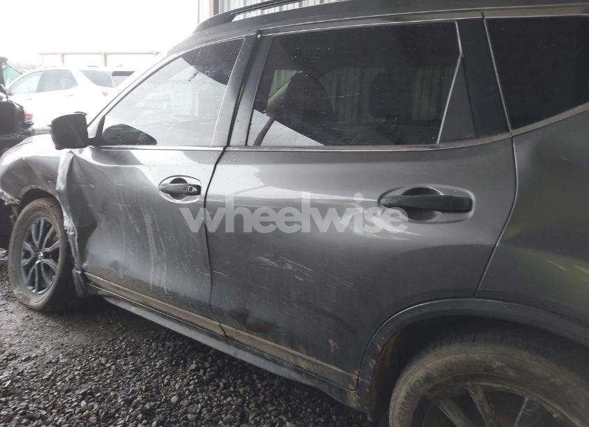 Photo 14 of 2018 Nissan Rogue SV (VIN 5N1AT2MV2JC729335)