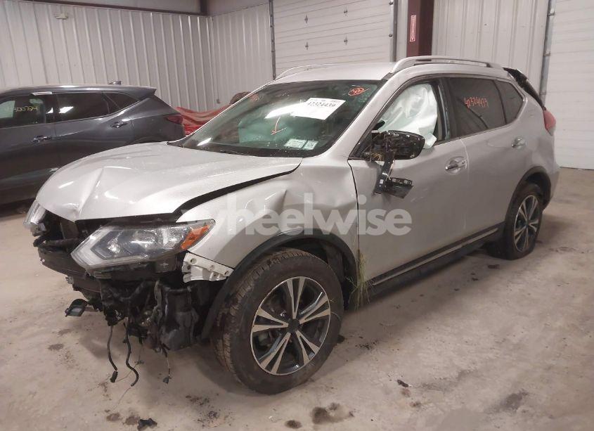 Photo 2 of 2018 Nissan Rogue SL (VIN 5N1AT2MV2JC731487)