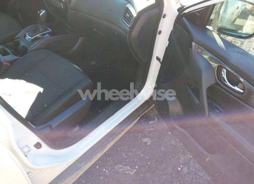 Photo 5 of 2018 Nissan Rogue S (VIN 5N1AT2MV2JC731697)