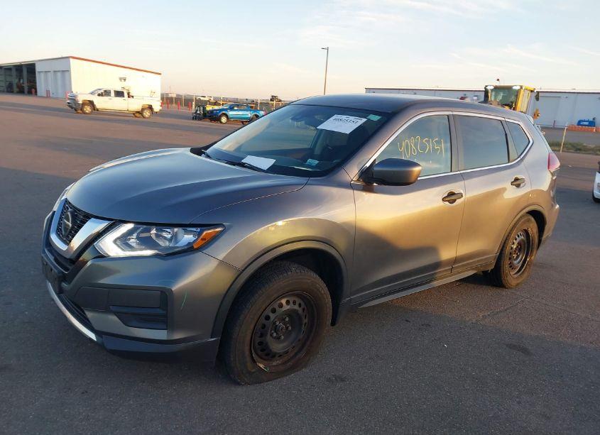 Photo 2 of 2019 Nissan Rogue S (VIN 5N1AT2MV2KC749036)