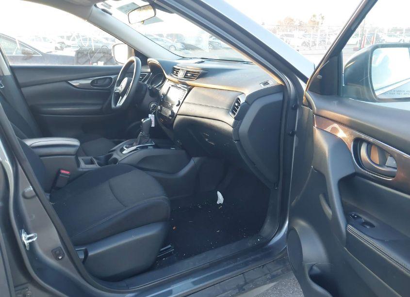 Photo 5 of 2019 Nissan Rogue S (VIN 5N1AT2MV2KC749036)