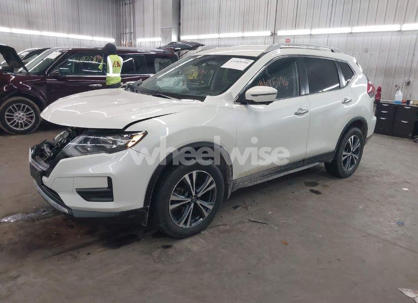 Photo 2 of 2019 Nissan Rogue SV (VIN 5N1AT2MV2KC752129)