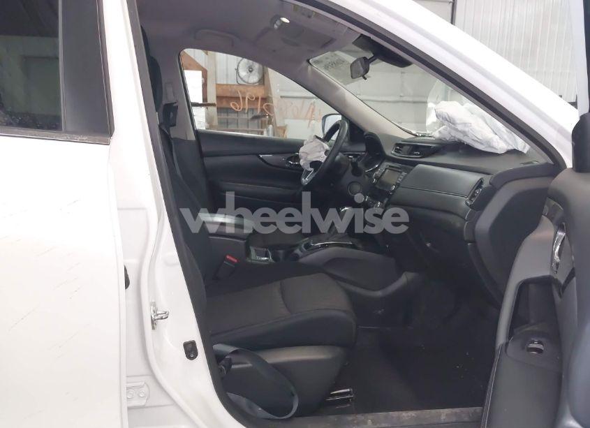 Photo 5 of 2019 Nissan Rogue SV (VIN 5N1AT2MV2KC752129)