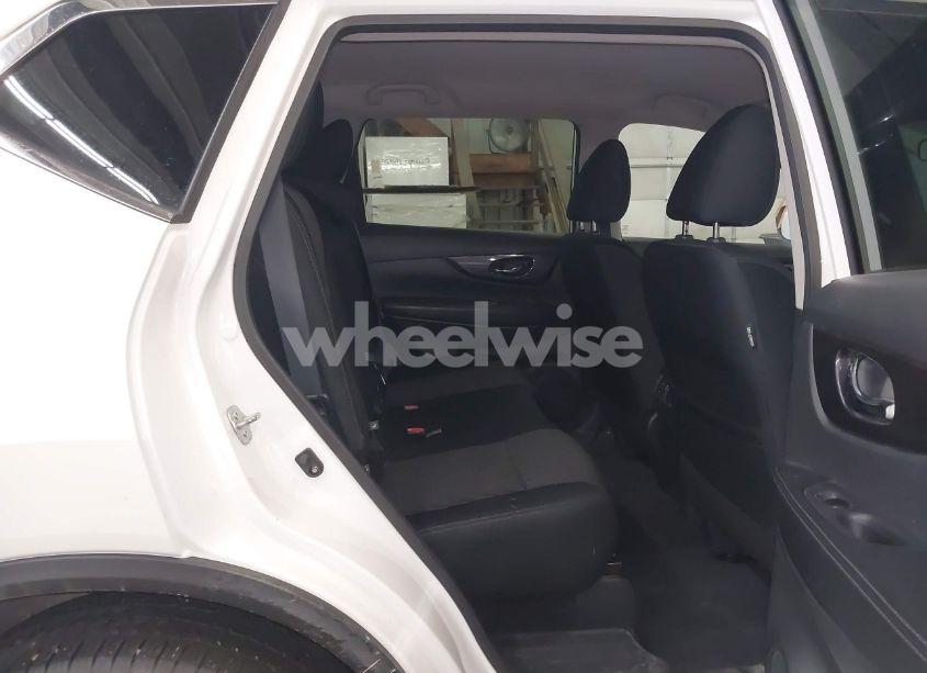 Photo 8 of 2019 Nissan Rogue SV (VIN 5N1AT2MV2KC752129)